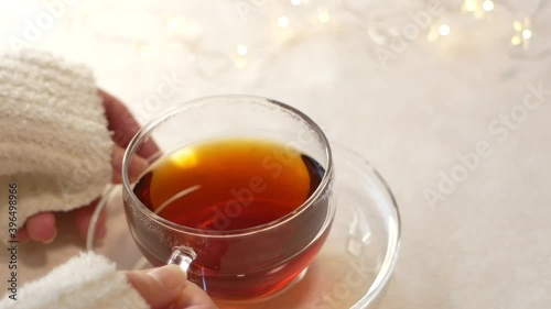 お茶・紅茶を飲む女性の手元アップ。おうち時間、休憩時間。