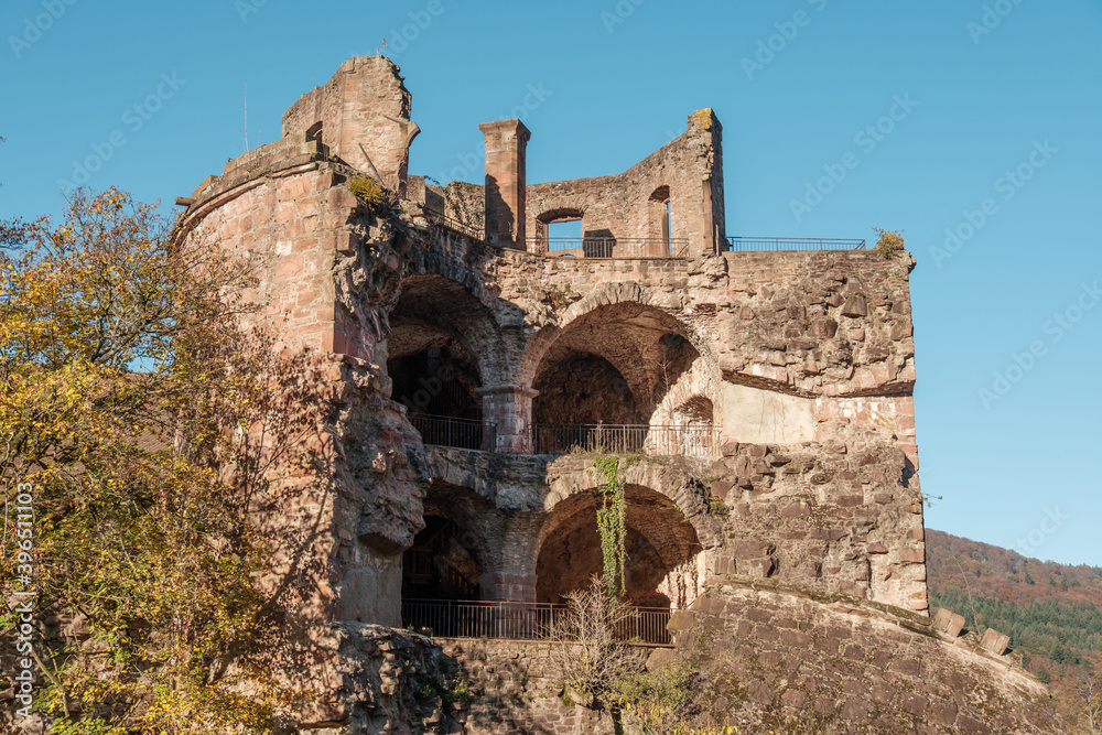 Details und interessanter Blick in das Innere des eingestürzten Turmes der Ruine von Schloß Heidelberg