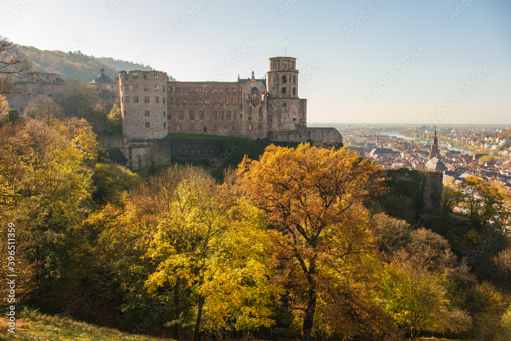 Die Schloßruine Heidelberg auf den Hügeln über der Stadt am Neckar