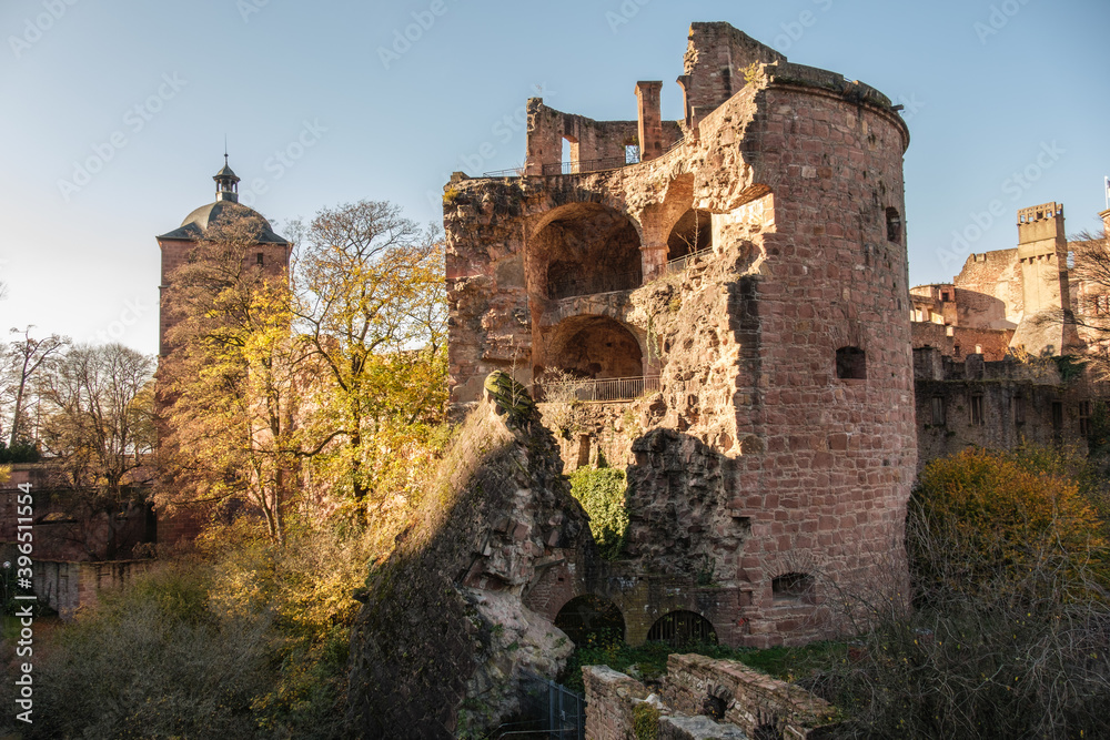 Der eingestürzte Turm von der Schloßruine Heidelberg im herbstlichen Gegenlicht