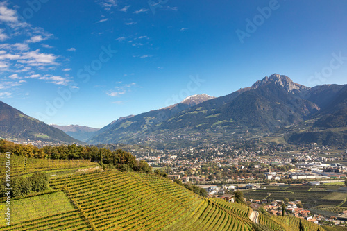 Auf dem Marlinger Waalweg über Meran, Südtirol