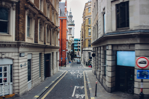 Calle de Londres sin coches aparcados vistos desde el centro