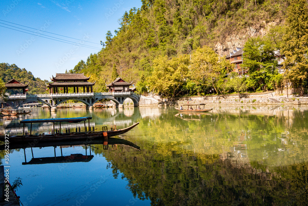 Obraz premium the river, the boat, stone bridge and the old houses at ancient phoenix town in the morning at Hunan, China.