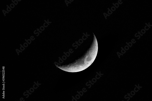 Photos luna creciente en una noche despejada de invierno