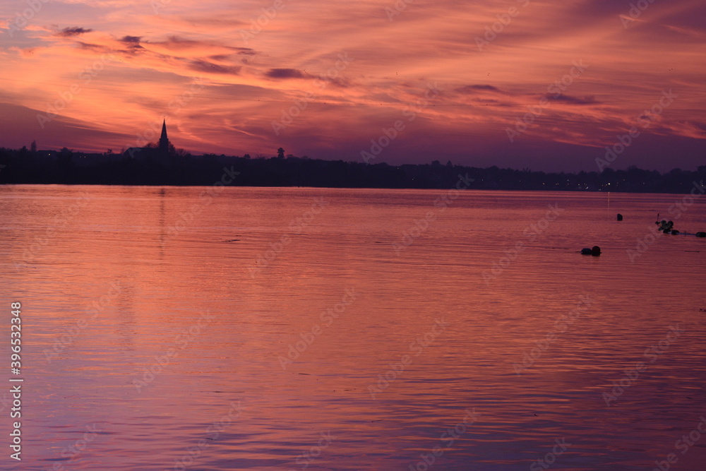Coucher de soleil rose estuaire de la loire large. France