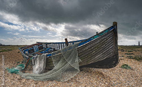 Fotografia Abandoned boat and fishing nets at Dungeness
