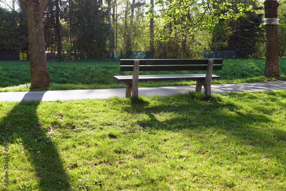 Einsame stille Parkbank im Bad Pirawarth in Niederösterreich im Herbst an einem Sonnigen Tag
Einsame stille Parkbank im Bad Pirawarth in Niederösterreich im Herbst an einem Sonnigen Tag