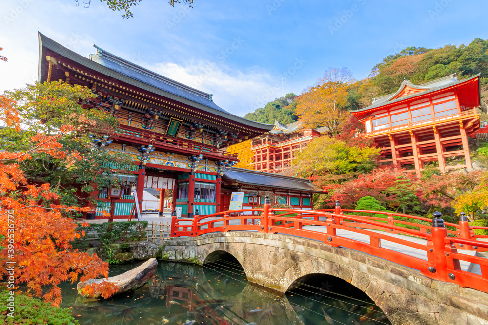 Fototapeta premium 秋の祐徳稲荷神社 佐賀県鹿島市 Autumn Yutokuinari Shrine Saga-ken Kashima city