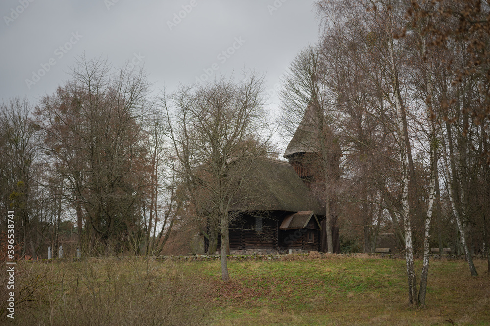 Obraz premium old wooden church in the middle of the forest
