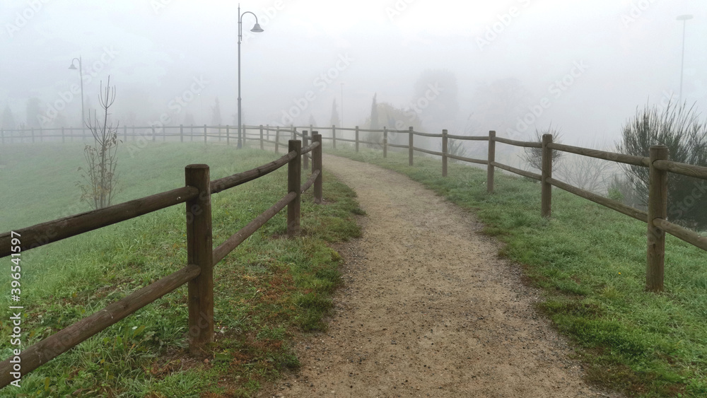 SENTIERO E STACCIONATA DI LEGNO CON NEBBIA