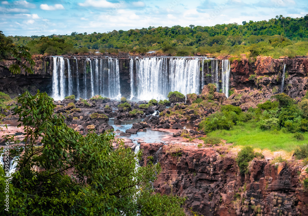 Obraz premium waterfall in autumn iguazu falls 