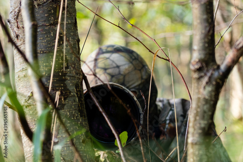 Zamaskowany fotograf w lesie, ukryty i dobrze schowany jak kameleon, fotografia przyrodnicza