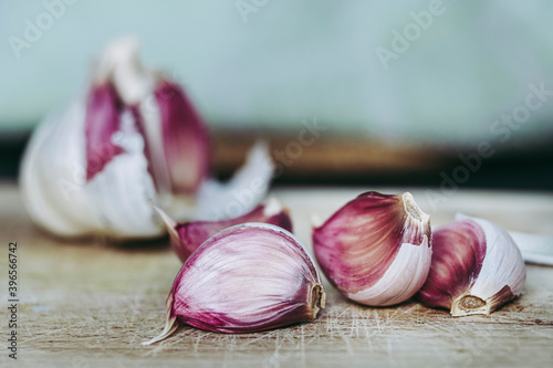 Gousses d'ail rose sur une planche en bois dans la cuisine photo