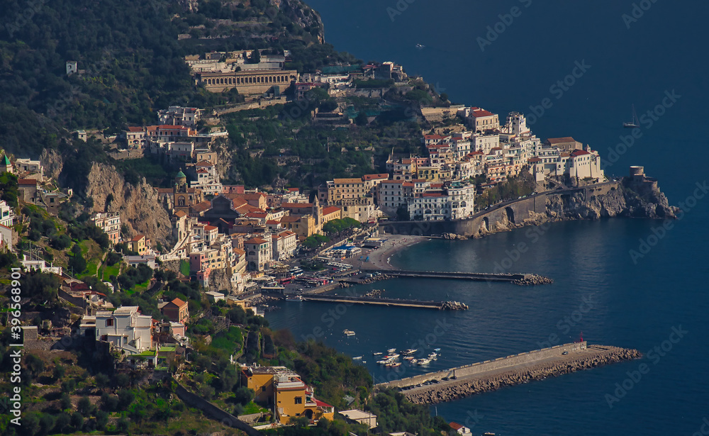 Blick auf die Stadt Amalfi und den Hafen