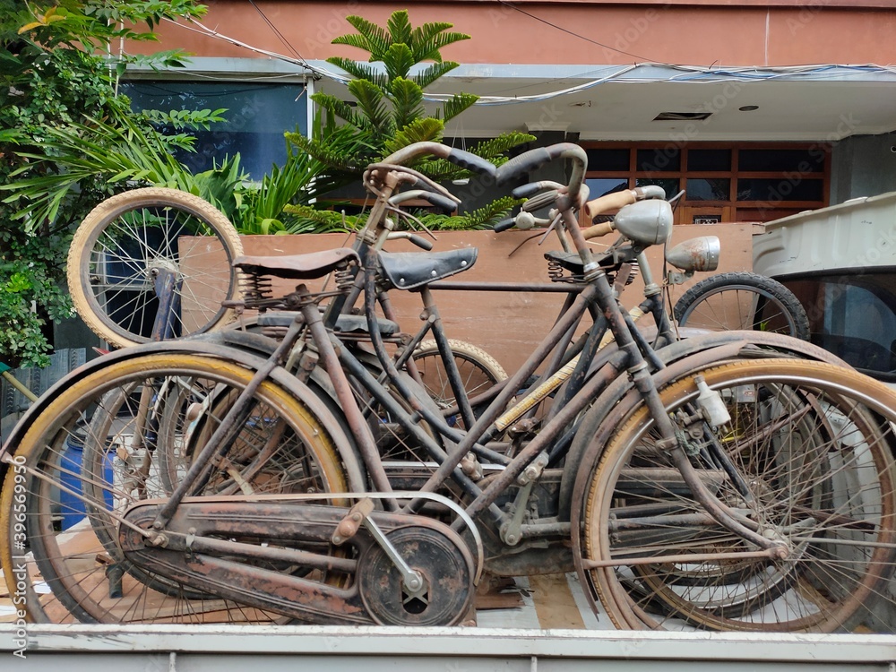 The bicycle is laid out on the pickup