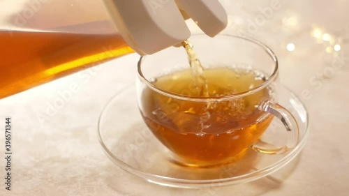 お茶(麦茶)をグラスに入れる。日本人がよく飲むお茶(麦茶)。水分補給、おうち時間、休憩時間。