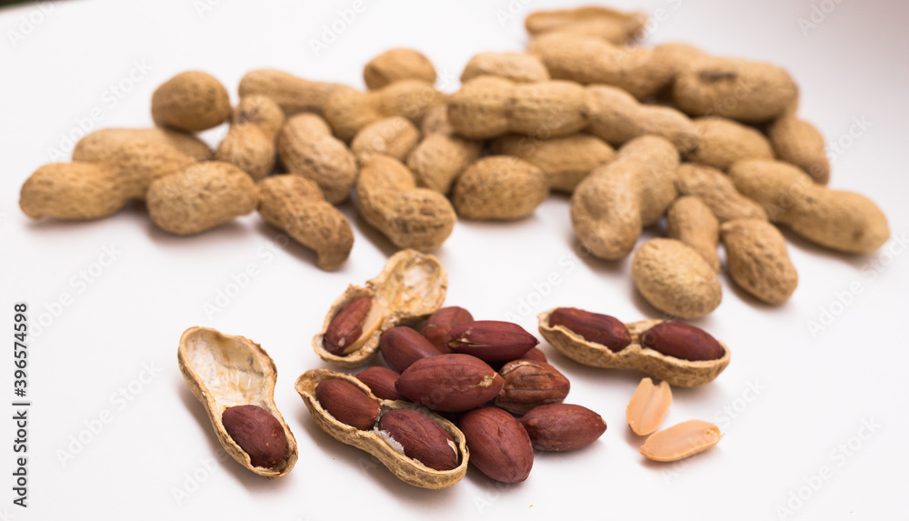 Fototapeta premium peanut kernels on a white background