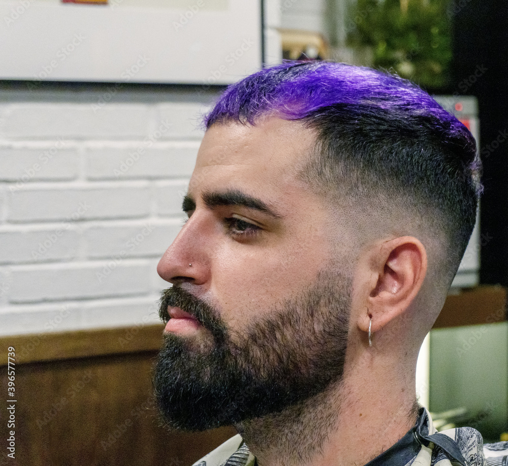 Obraz premium Cliente realizando un servicio de barbería y peluquería