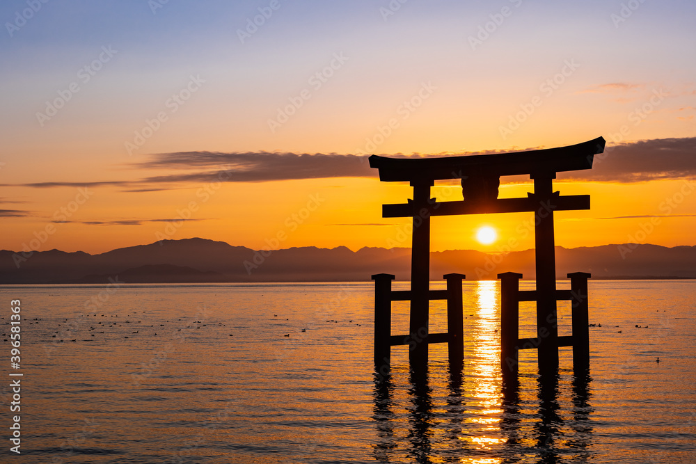 晩秋の琵琶湖 白髭神社 大鳥居から昇る朝日 晩秋の琵琶湖 白髭神社 大鳥居から昇る朝日