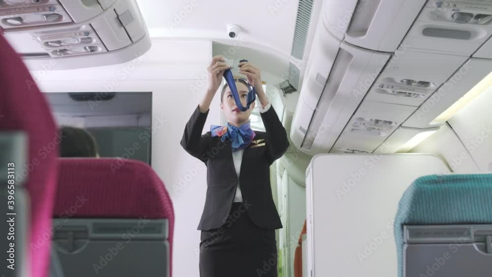 Vídeo do Stock Confident woman cabin crew (stewardess) show the pre