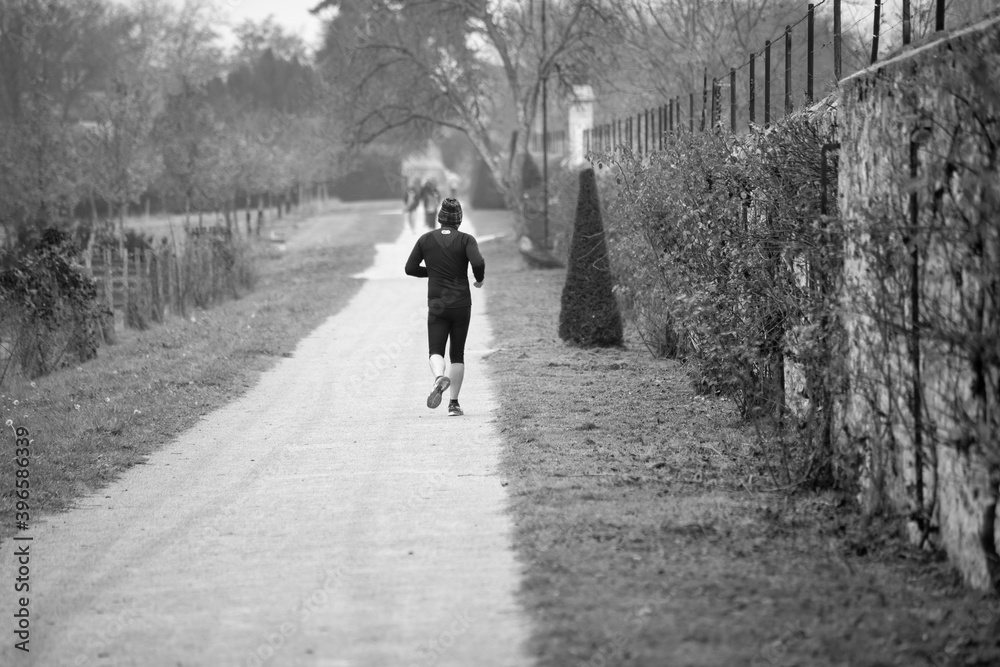 Jogger dans un parc en noir et blanc Jogger dans un parc en noir et blanc