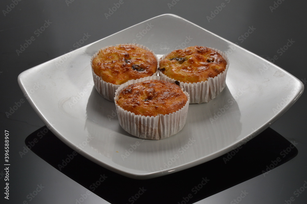 delicious pie cupcakes muffin with raisins topping delicious pie cupcakes muffin with raisins topping