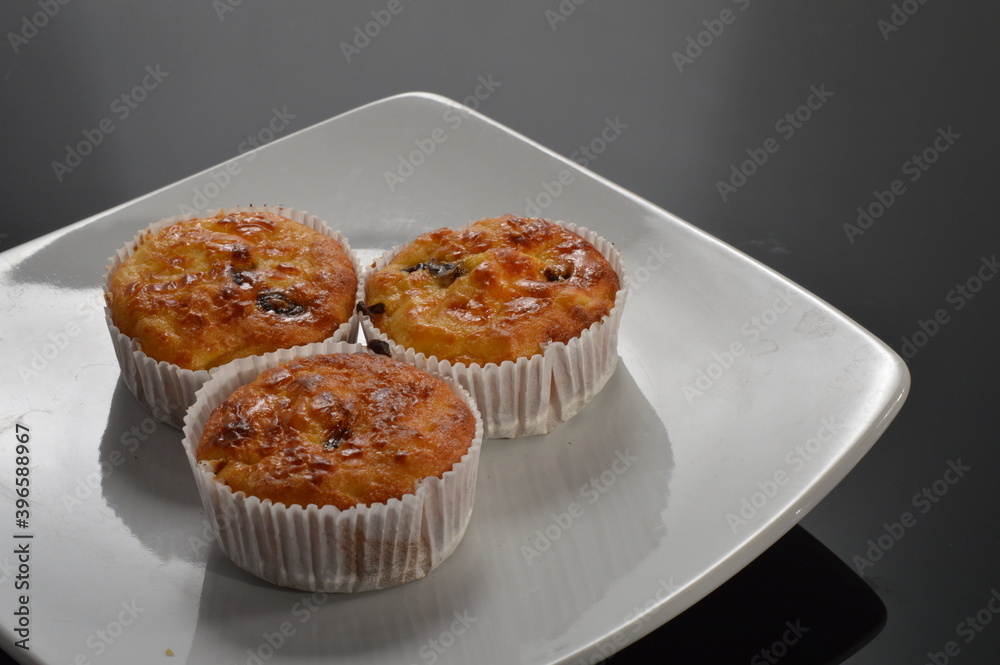 delicious pie cupcakes muffin with raisins topping delicious pie cupcakes muffin with raisins topping