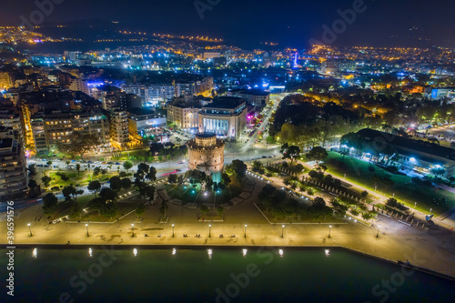 Fototapeta Naklejka Na Ścianę i Meble -  White Tower square the night, in Thessaloniki, Greece
