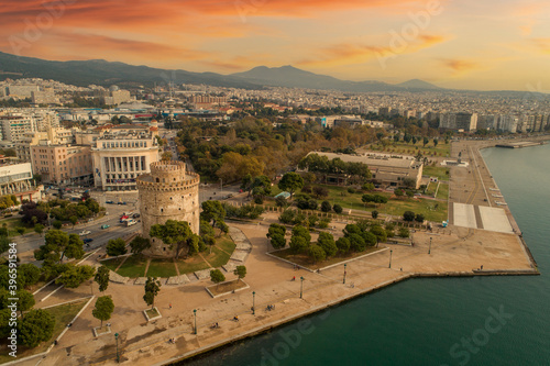 Fototapeta Naklejka Na Ścianę i Meble -  White Tower square, in Thessaloniki, Greece