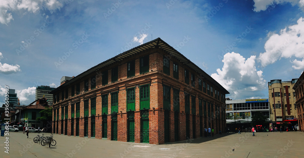 Edificio vintage colonial de ladrillo