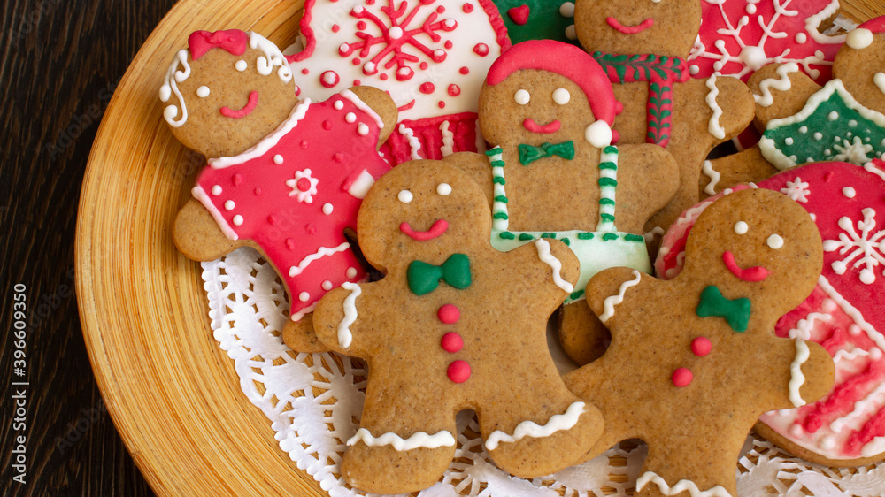 Christmas cookies. Composition of ginger and honey gingerbread men on a bamboo plate, close-up. Homemade cakes, handmade. Preparing for the holidays. Edible Souvenirs. The concept of new year gifts. 