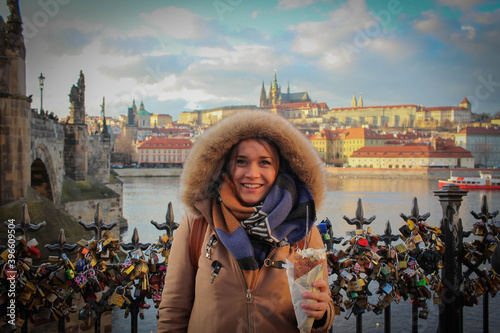 jeune femme magnifique à Prague en hiver photo