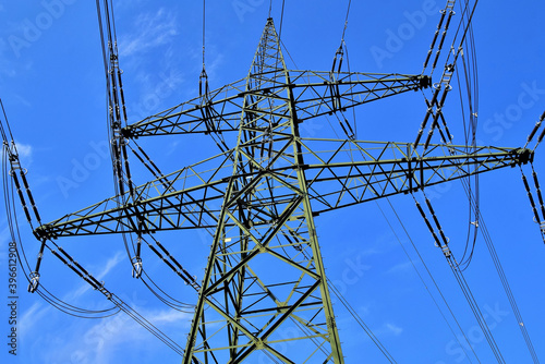 Ein 380-kv-Starkstromleitungsmast vor blauem Himmel
