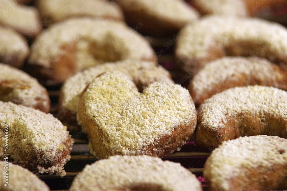 Herz zwischen Vanillekipferl Herz zwischen Vanillekipferl