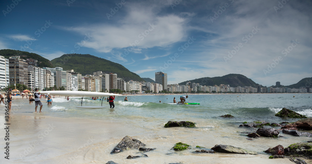 Fototapeta premium Citizens are preparing to go boating. Copacabana Fort