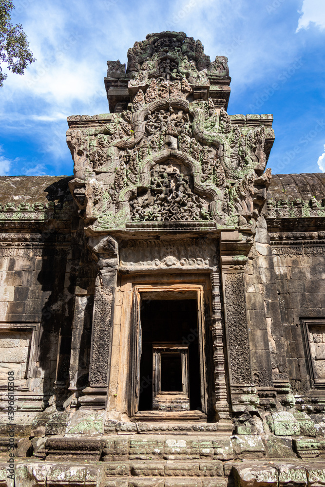 Porte d'un temple à Angkor, Cambodge