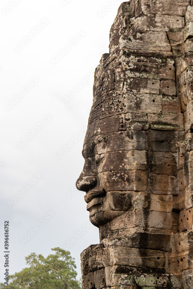 Visage de Bouddha de profil, temple Bayon à Angkor, Cambodge Visage de Bouddha de profil, temple Bayon à Angkor, Cambodge