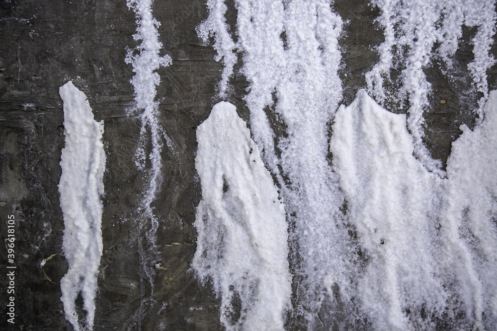 Dry salt on wood