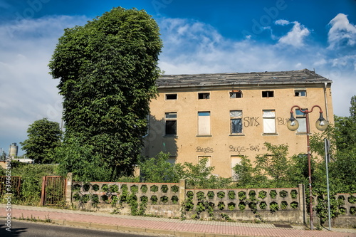 schkeuditz, deutschland - altes verfallenes wohnhaus photo