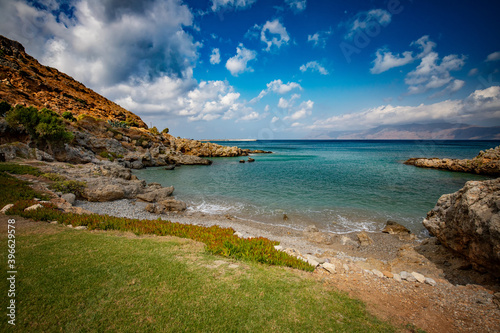 Krajobraz morski. Lazurowa i skalista zatoka, niebieskie niebo. Grecka wyspa, Kreta 