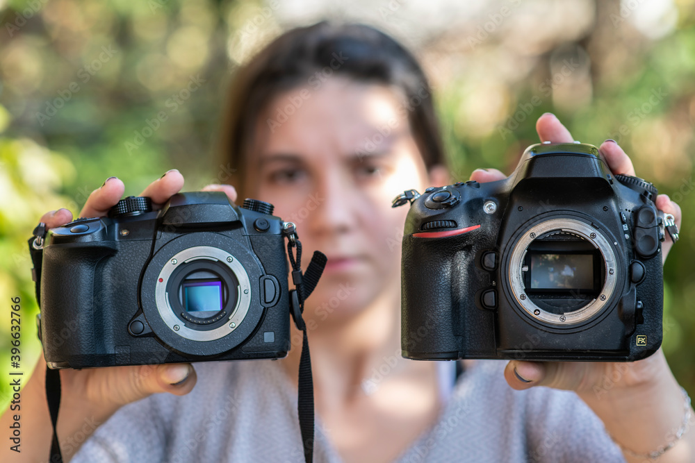 Fotografia do Stock: Mirrorless camera versus DSLR camera | Adobe Stock