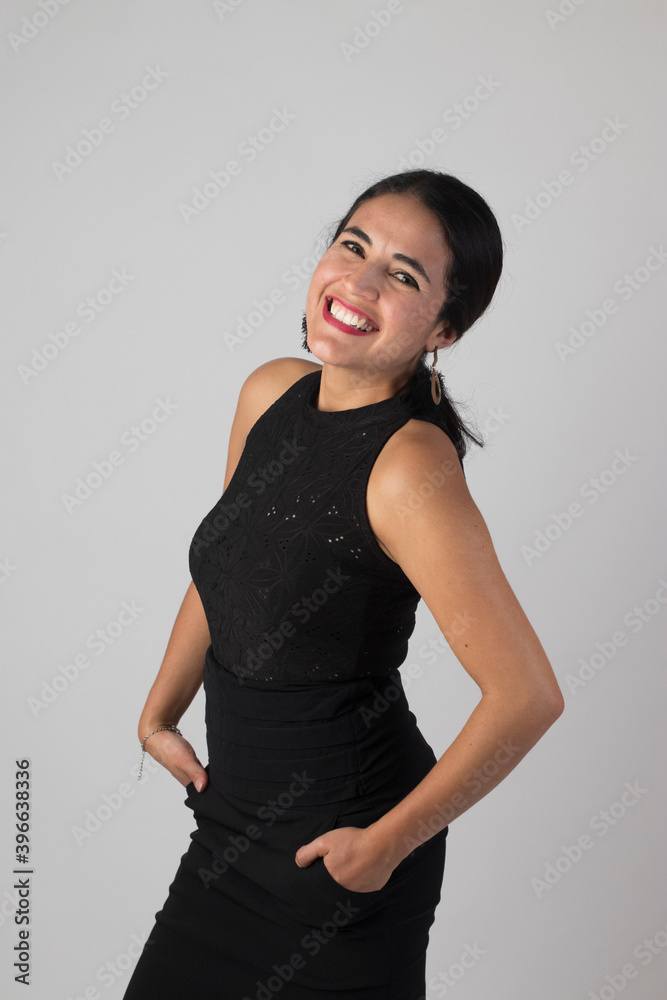 Fototapeta premium mujer joven sonriendo en vestido negro a color