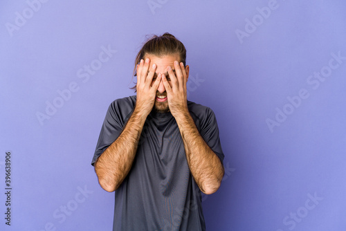 Konstfotografi Young man with long hair look person pointing by hand to a shirt copy space, pro