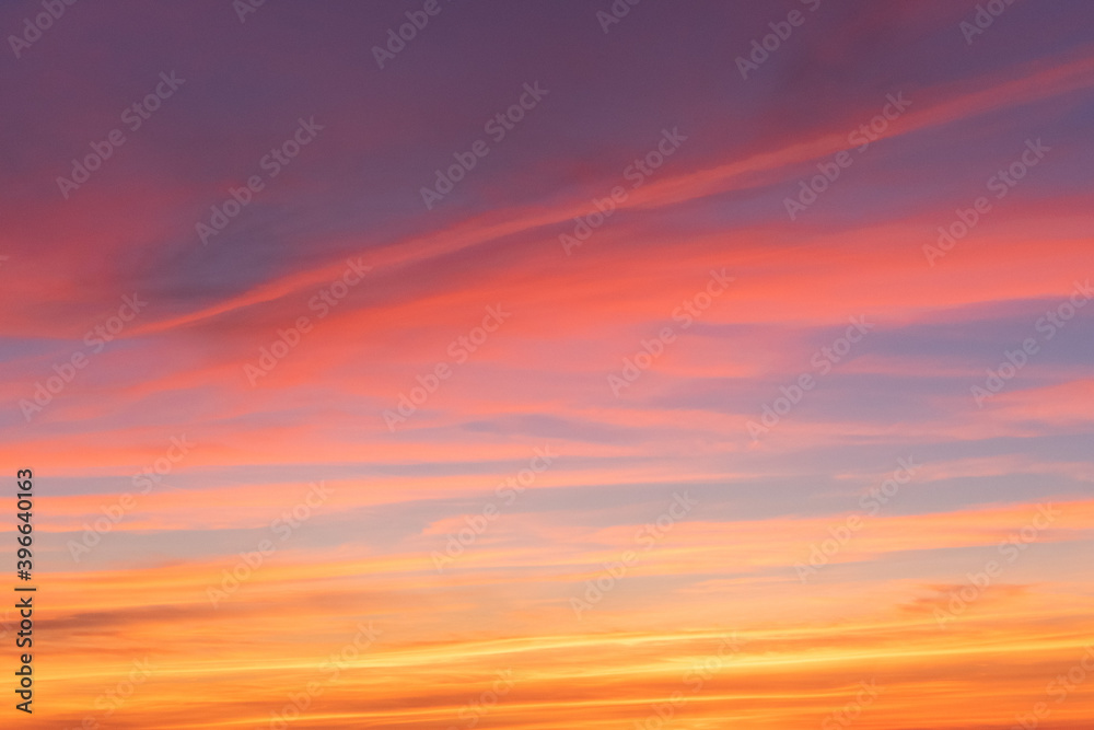 Fondo de nubes de cielo azul. Hermoso paisaje con nubes de colores morados naranjas y amarillos en el cielo.