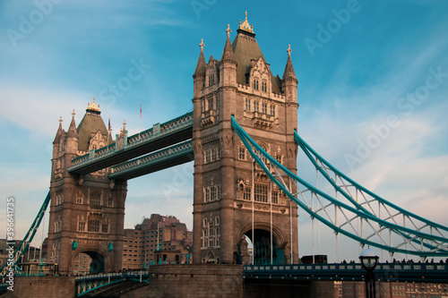 Tower Bridge de Londres al atardecer