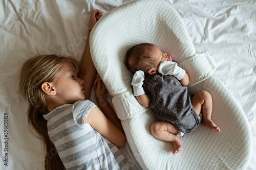 Quadro em tela Little sister and her newborn brother