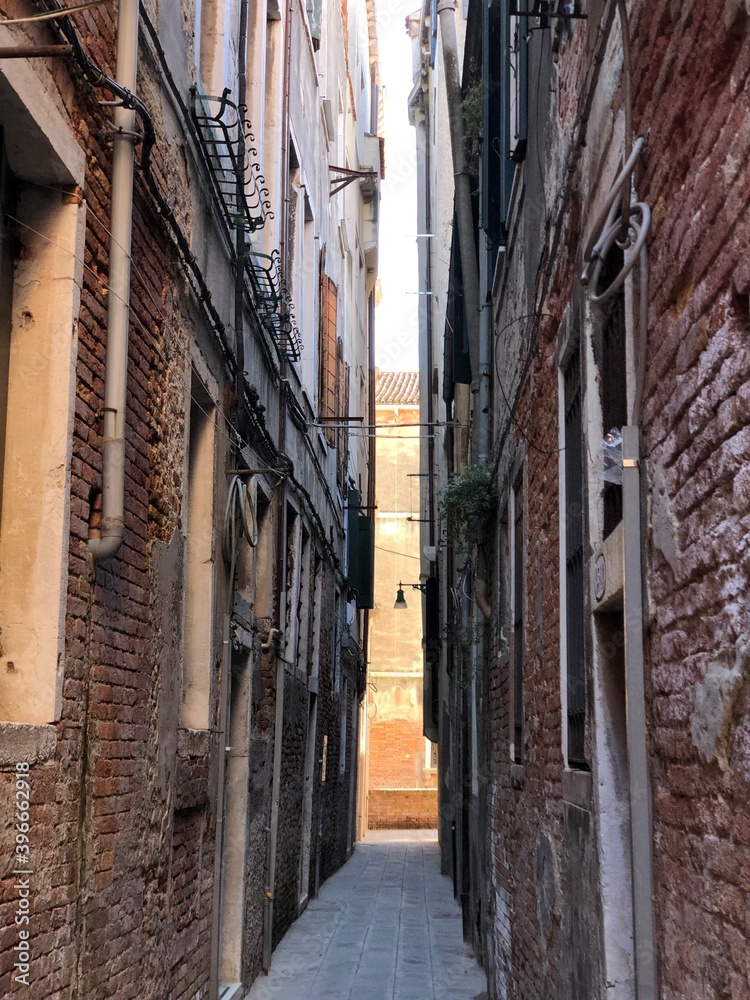 narrow street Vinice
