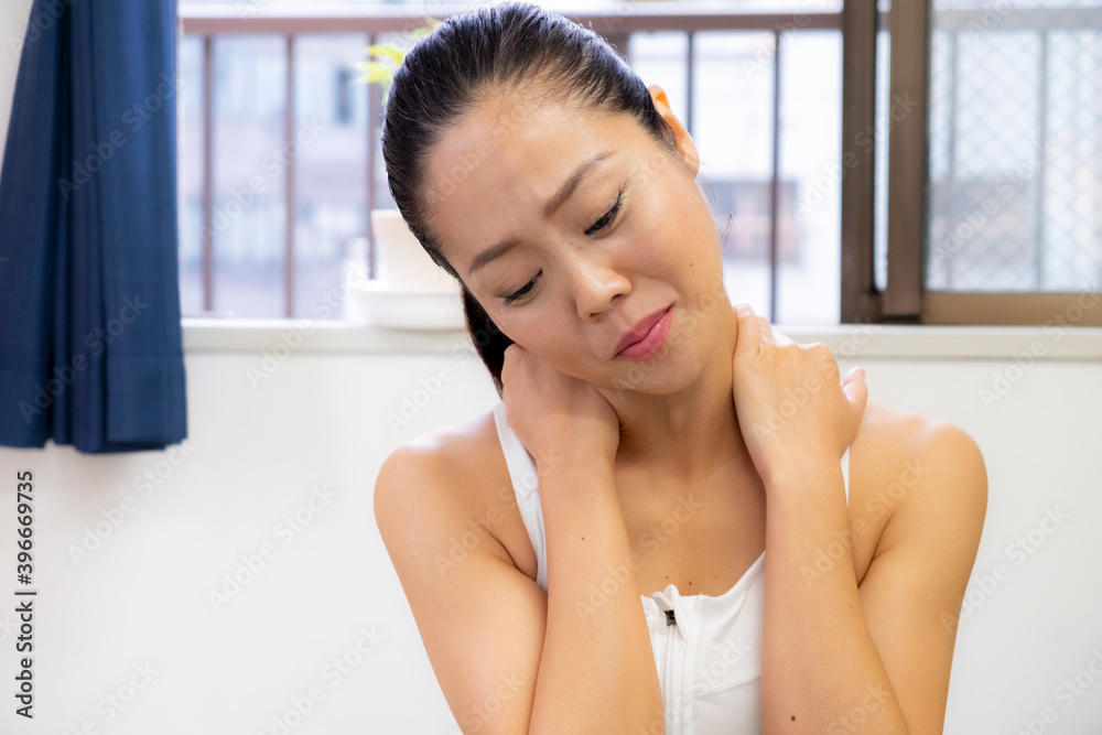 疲れを感じる女性【2020】