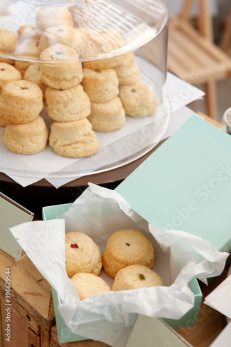 Wallpaper Mural Scones in paper box for take home customer Torontodigital.ca