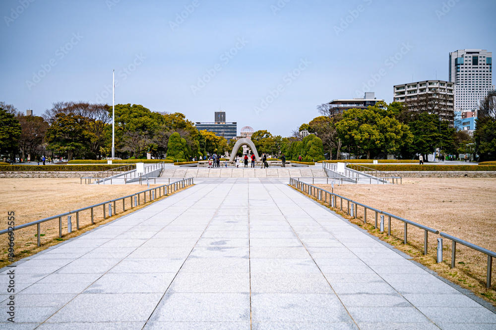 広島平和都市記念碑の前の広場